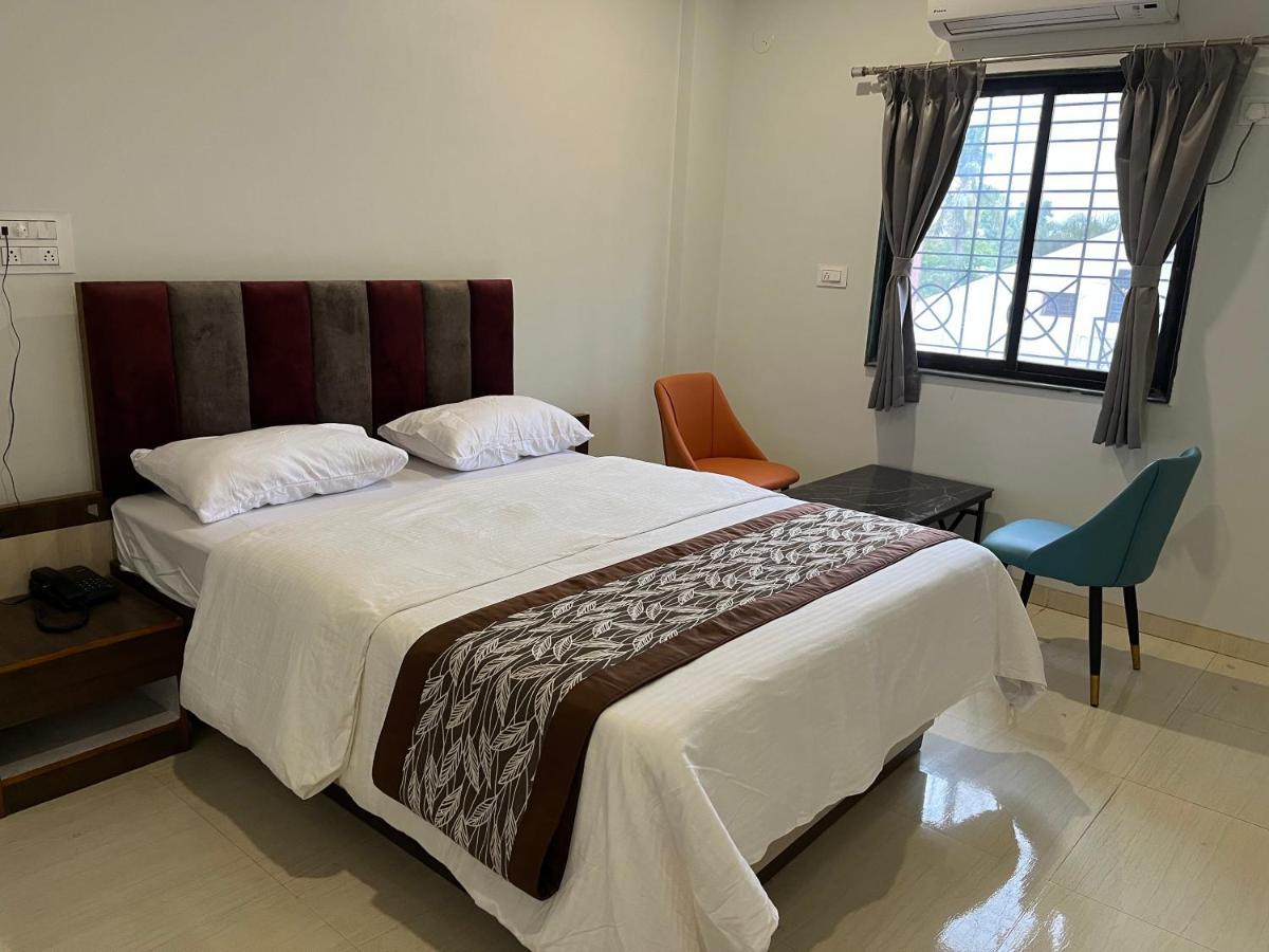 Hotel Jeet Paradise Phaltan Экстерьер фото