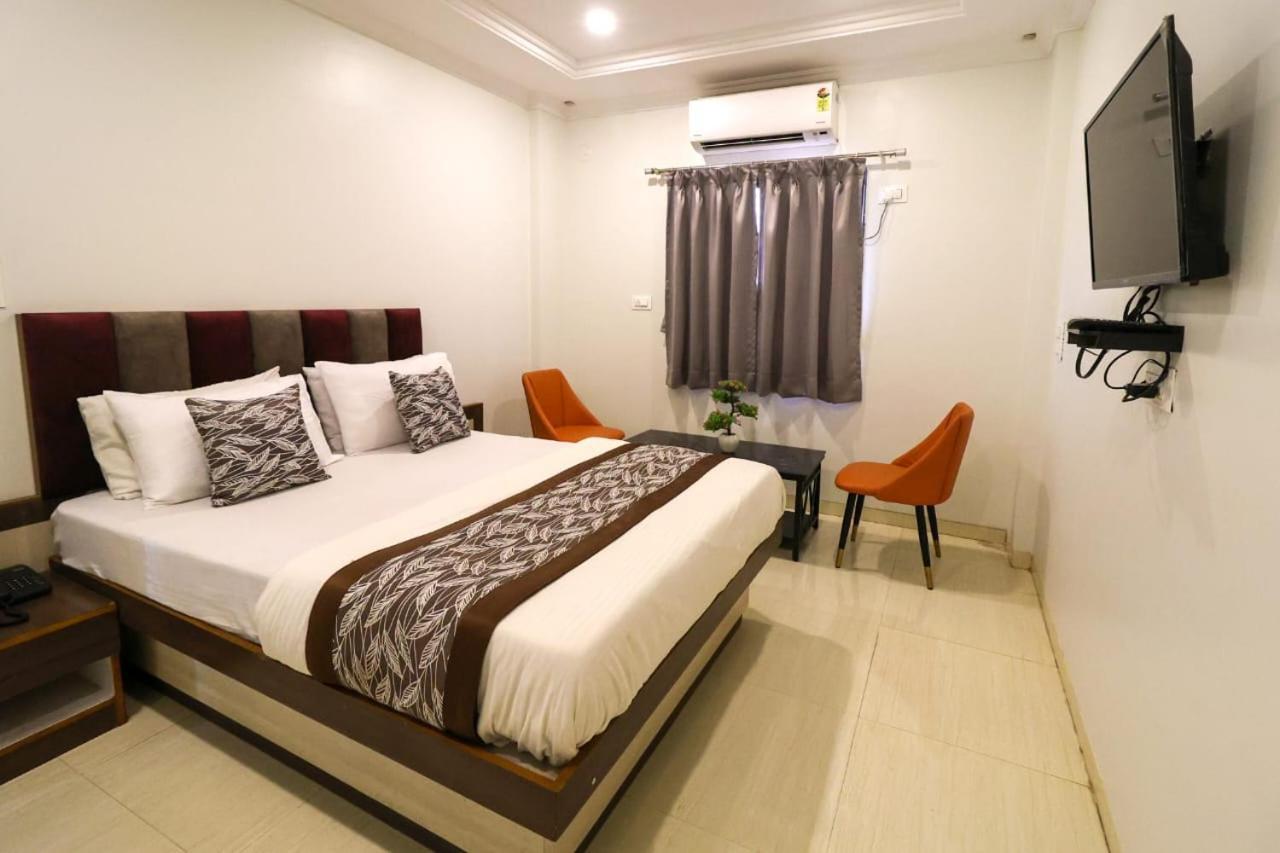 Hotel Jeet Paradise Phaltan Экстерьер фото